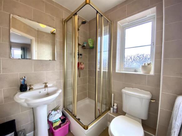 EN-SUITE SHOWER ROOM