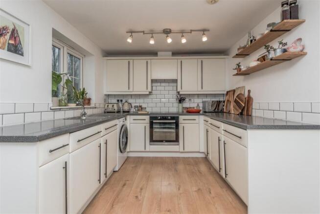 Fitted Kitchen / Dining Area: