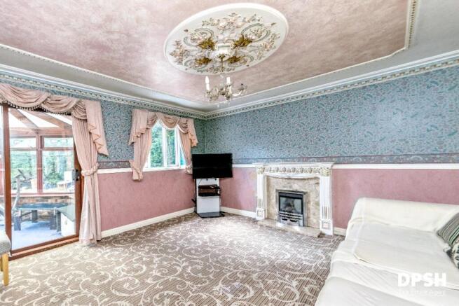 5 bed Detached for sale Image 8