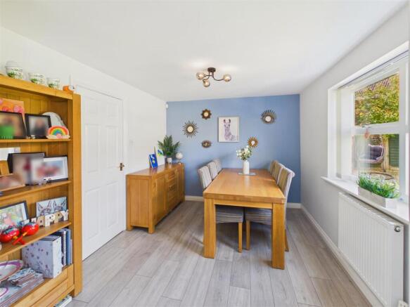4 bed Detached for sale Image 9