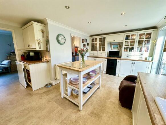 spacious kitchen.JPEG