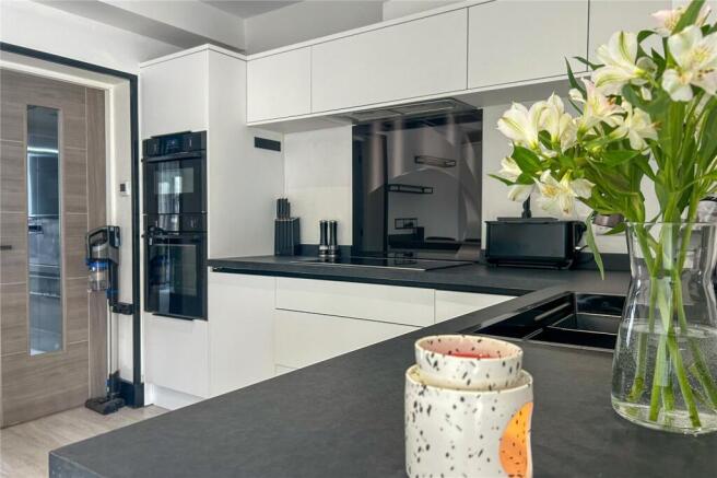 4 bed Semi-Detached for sale Image 4