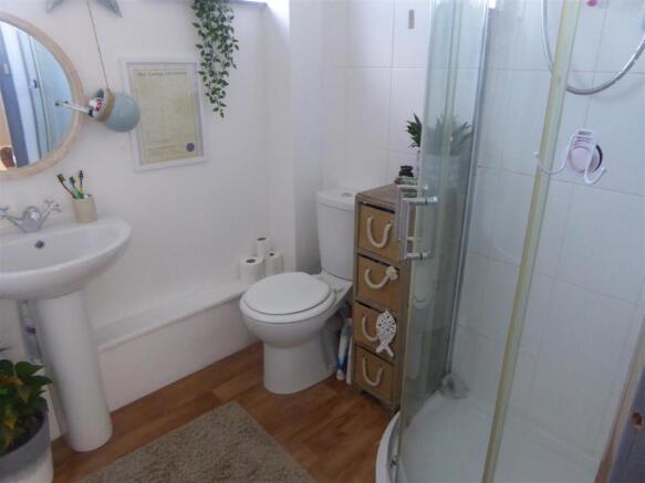 FAMILY BATHROOM/ SHOWER ROOM