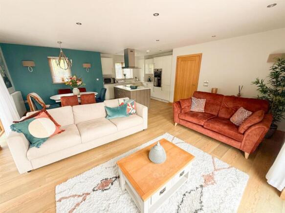 4 bed Chalet for sale Image 5