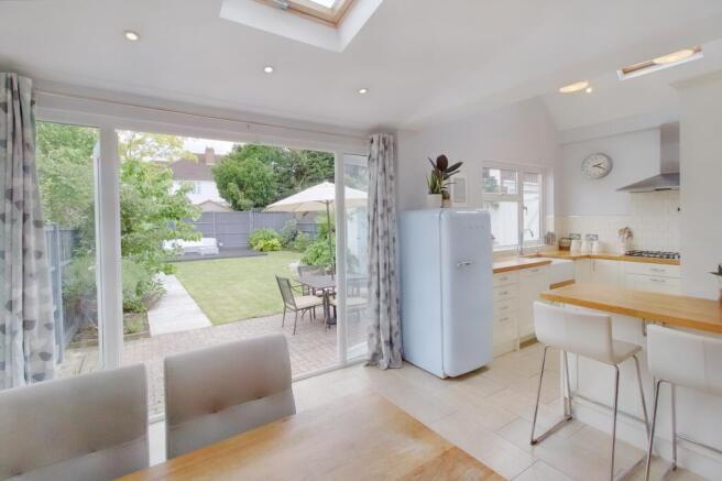 STUNNING KITCHEN BREAKFAST-ROOM LEADING TO THE GARDEN