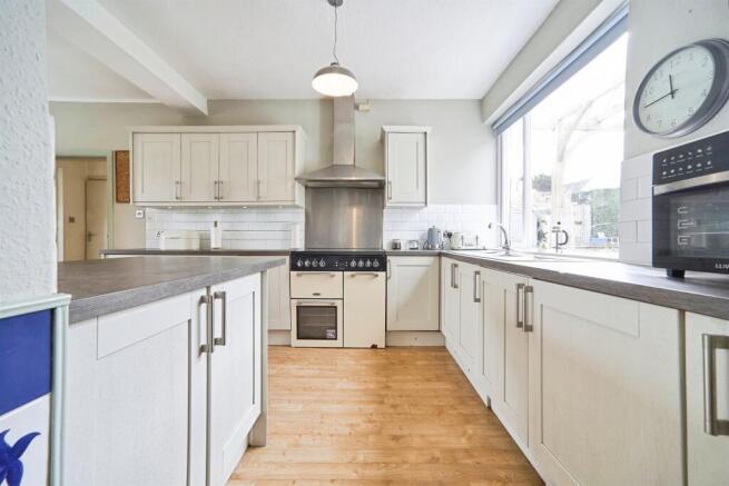 5 bed Detached for sale Image 11