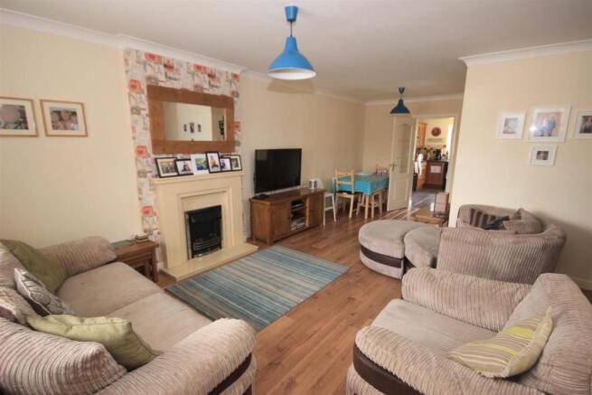 OPEN PLAN LIVING/ DINING ROOM