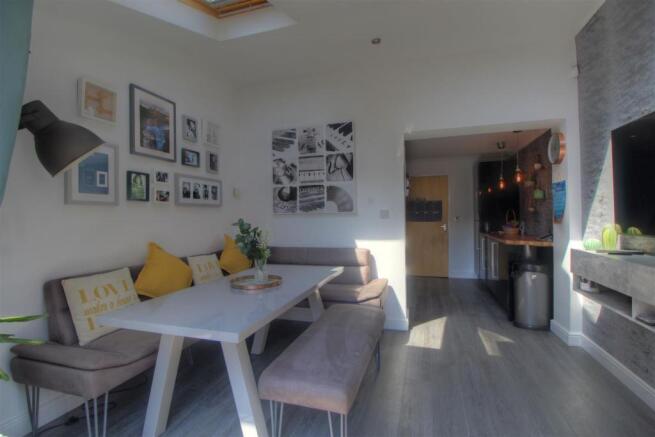 Sunlounge/ Dining Room