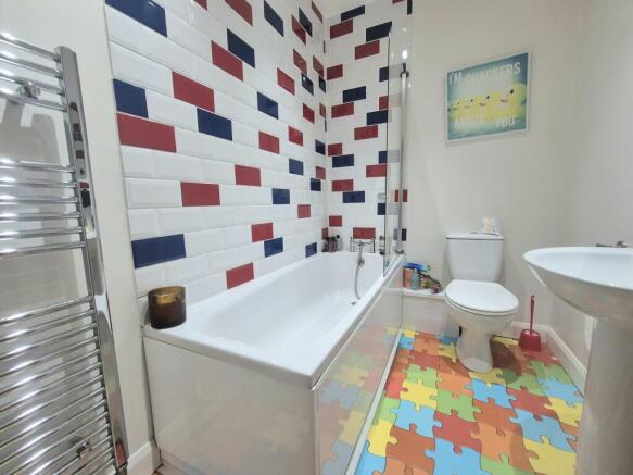 3 bed House to rent Image 11