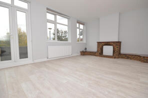 5a, Claybury Broadway, Clayhall, Ilford IG5 0LQ