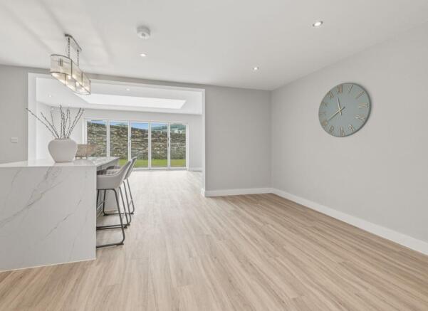 5 bed Detached for sale Image 11