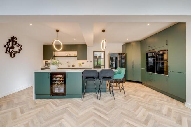 4 bed Detached for sale Image 8