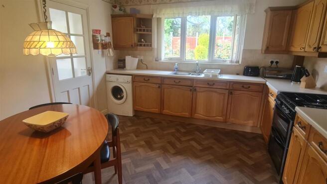 KITCHEN/DINING ROOM