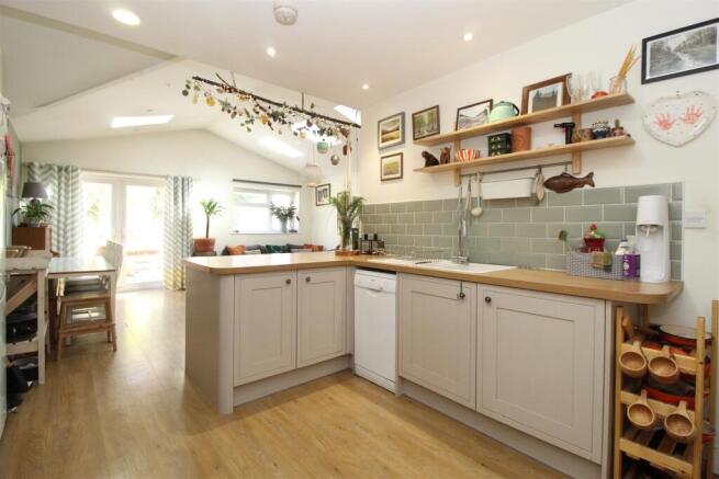 4 bed Semi-Detached to rent Image 4