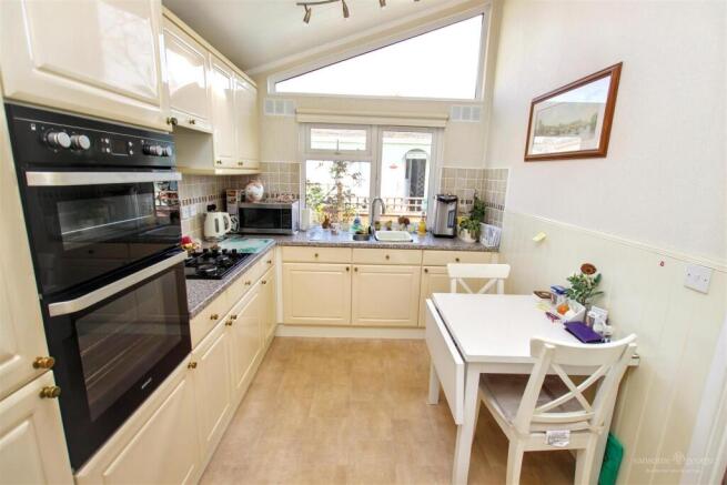 Kitchen/ Breakfast Room