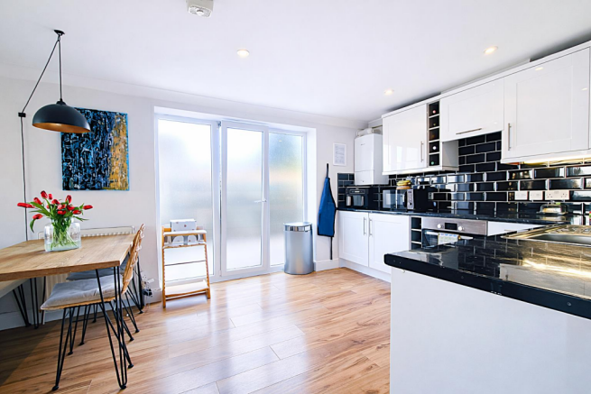 MODERN FITTED KITCHEN