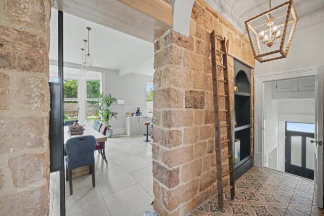 6 bed Semi-Detached for sale Image 9