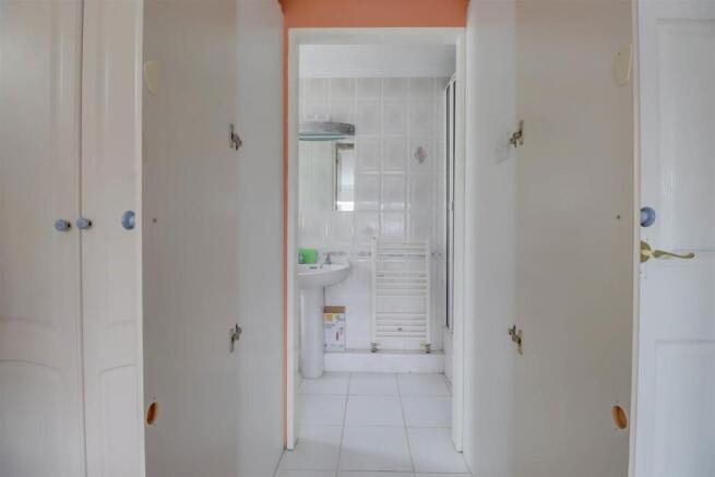 60 GUERNSEY GARDENS INSIDE-13.jpg