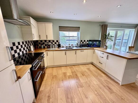 5 bed Detached for sale Image 12