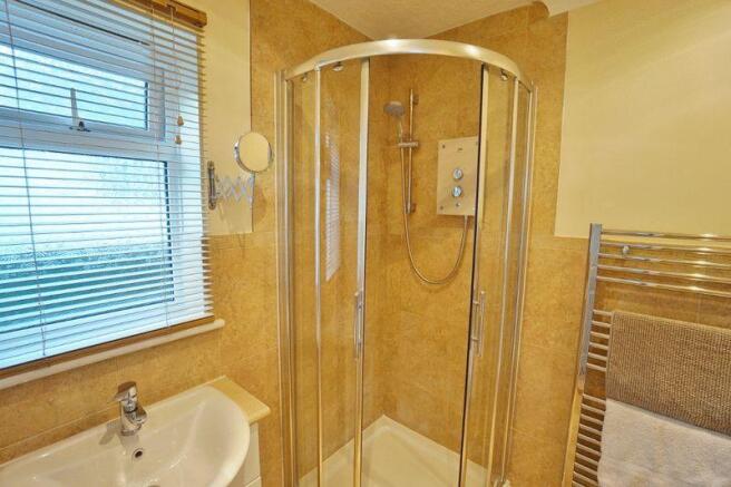 en-suite showe...