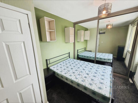 3 bed Flat to rent Image 9