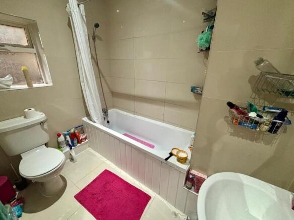 3 bed Flat to rent Image 4