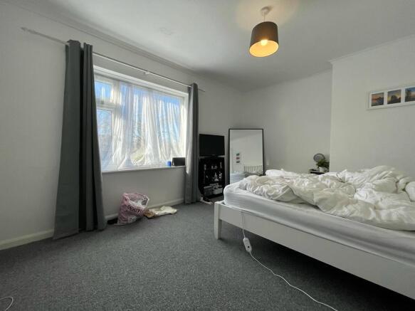 4 bed Semi-Detached to rent Image 8