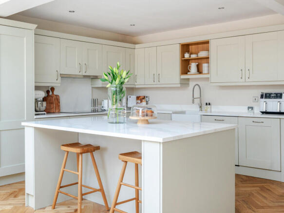 5 bed Detached for sale Image 3