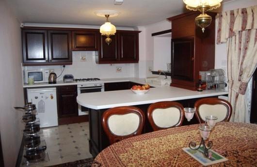 FITTED KITCHEN