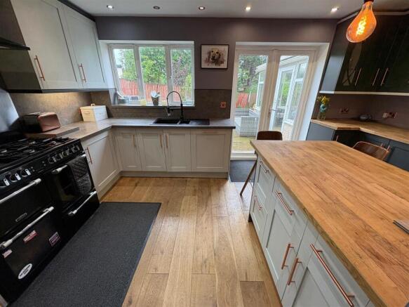 4 bed Detached for sale Image 5