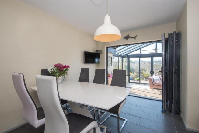 BREAKFAST/DINING AREA