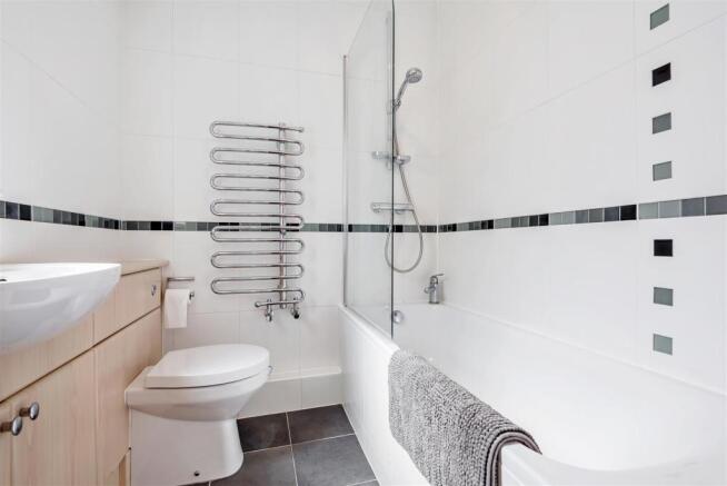 MASTER EN-SUITE
