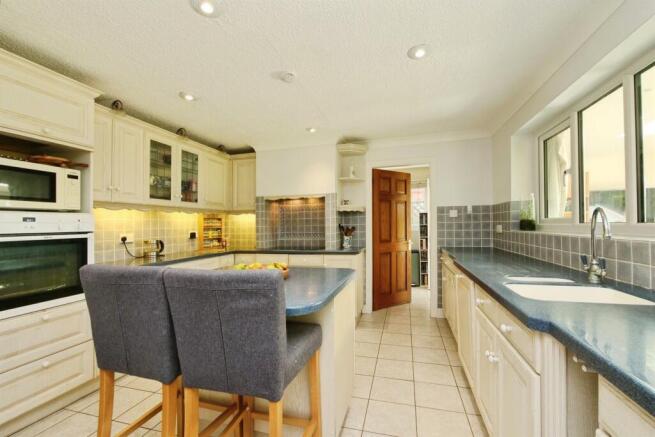 5 bed Detached for sale Image 7