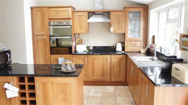 OPEN-PLAN LIVING/KITCHEN/DINER