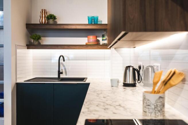 Modern kitchenette with marble-effect worktop, ...