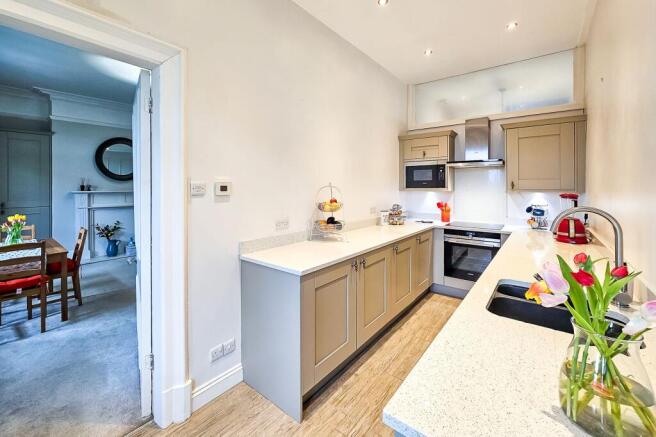 3 bed Apartment to rent Image 8