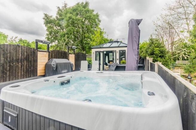 Decking/Hot Tub
