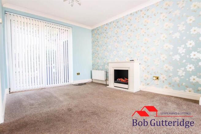 BAY FRONTED THROUGH LOUNGE / DINER