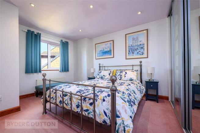 5 bed Detached for sale Image 11