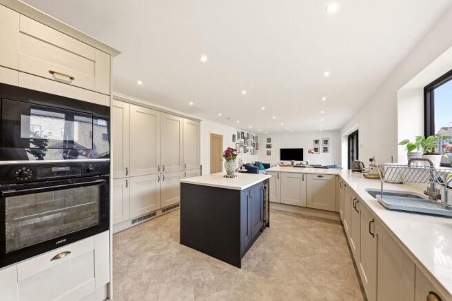 5 bed Detached for sale Image 4