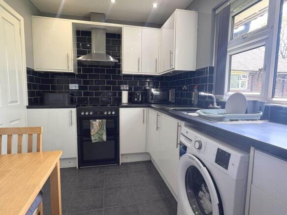 2 bed Flat for sale Image 5