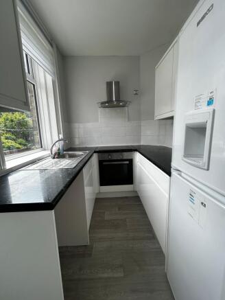2 bed Terraced to rent Image 4
