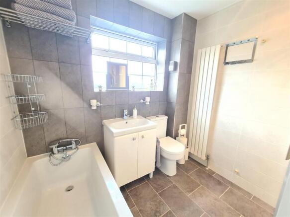 4 bed Detached to rent Image 6