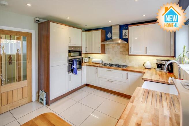 KITCHEN / DINING / DAY ROOM: