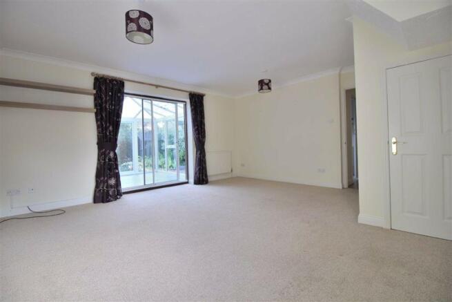 LIVING/DINING ROOM