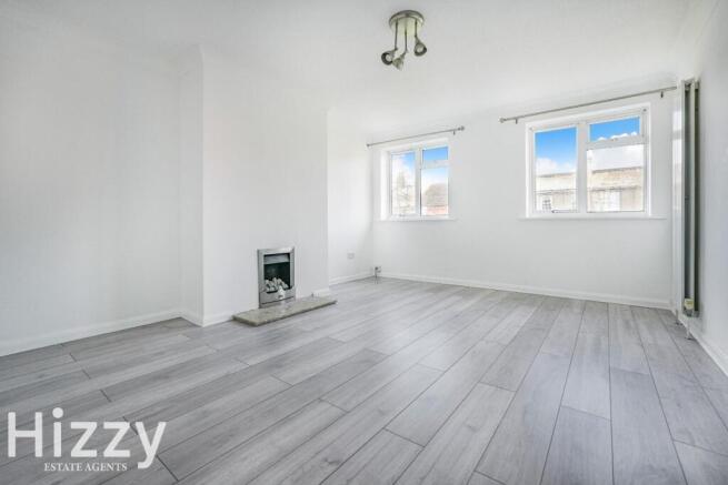 2-bed flat on Gallows Hill, Hadleigh,, £150,000