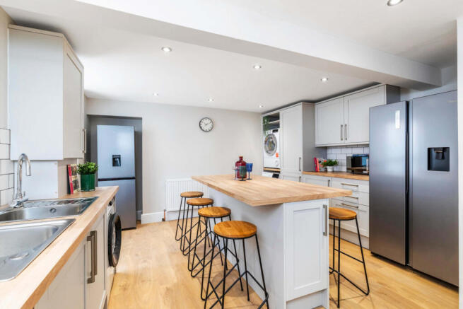 8 bed House to rent Image 5