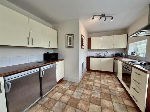 LOUNGE/KITCHEN
