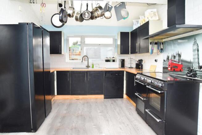 5 bed Semi-Detached for sale Image 8