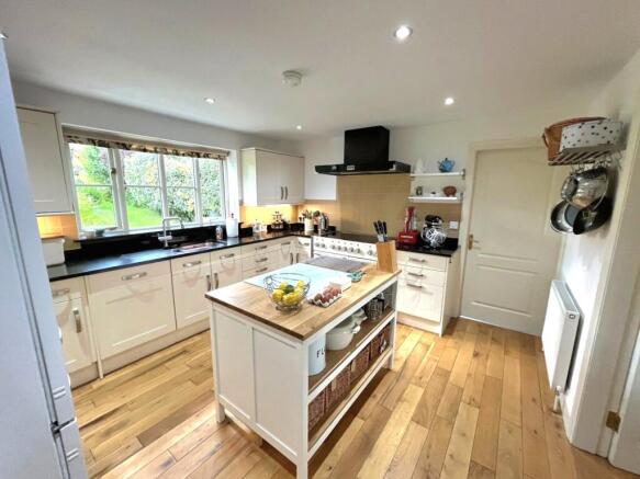 4 bed Detached for sale Image 7